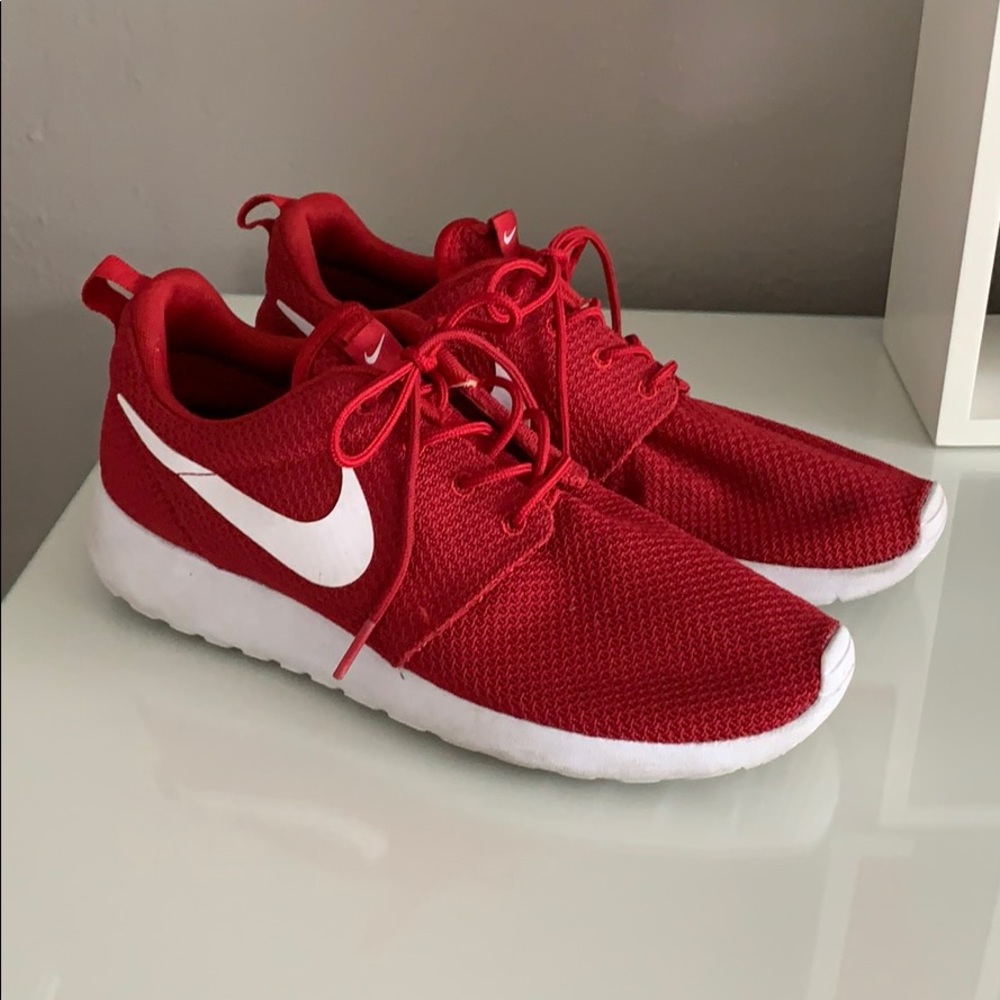 Red Nike Roshe Size 6.5/8 (Men’s/Women’s)